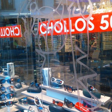 Graffiti que cubre gran parte del cristal